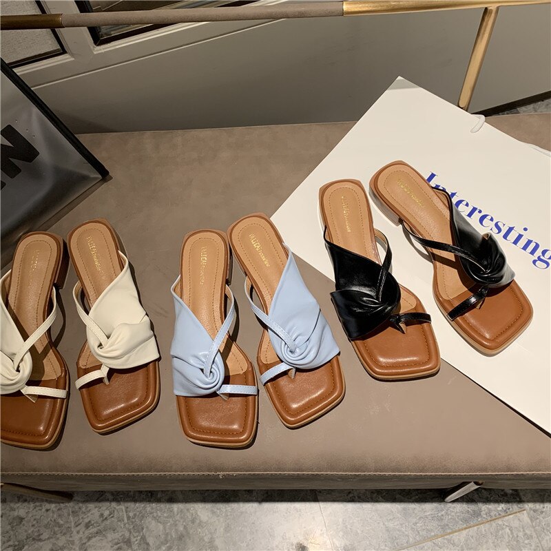chaussures pour femmes d'été et sandales talons épais et talons bas croix match couleur chaussures plates et sandales en stock
