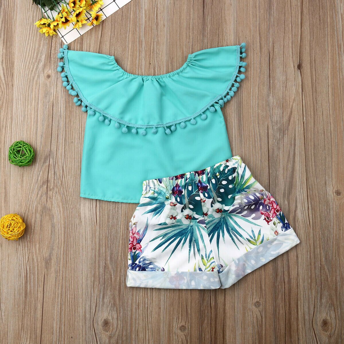 2 stuks baby- en kindermeisjes zomeroutfits met kwastjes, ruches, effen topjes en een short met bloemenprint