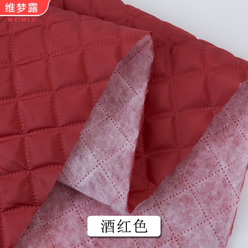 Voering Stof Gewatteerde Verdikte Katoen Wollen Jas Kleding Jas Brokaat Voor Naaien Herfst En Winter Diy Zwart Wit Polyester: The wine is red