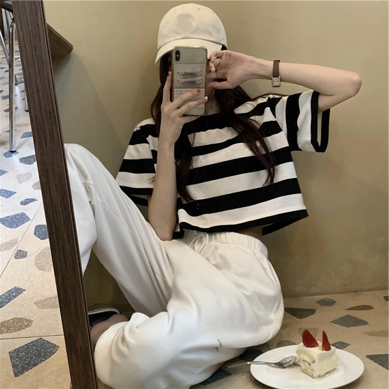 Frauen Schwarz Weiß Gestreiften abgeschnitten oben Koreanische Zusammenstoß Farbe Kurzarm T-Shirt Neue lässig verlieren Alle-Spiel Übergröße Abschläge