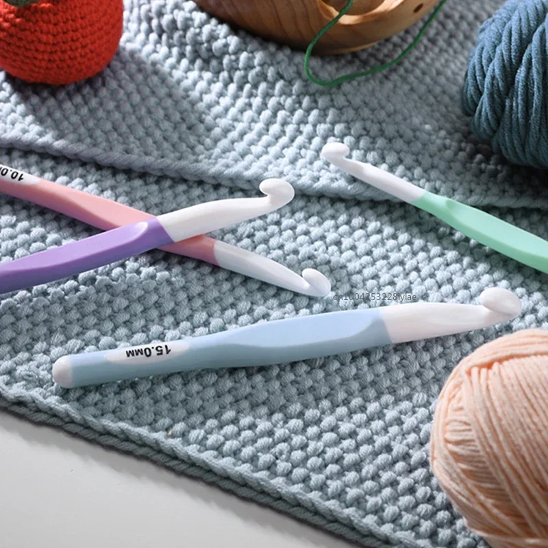 Ganchos de ganchillo de plástico, agujas de tejer de 8/10/12/15mm, Color aleatorio, manualidades de hilo tejido para el hogar, herramientas de tejer para el hogar, 1 Uds.