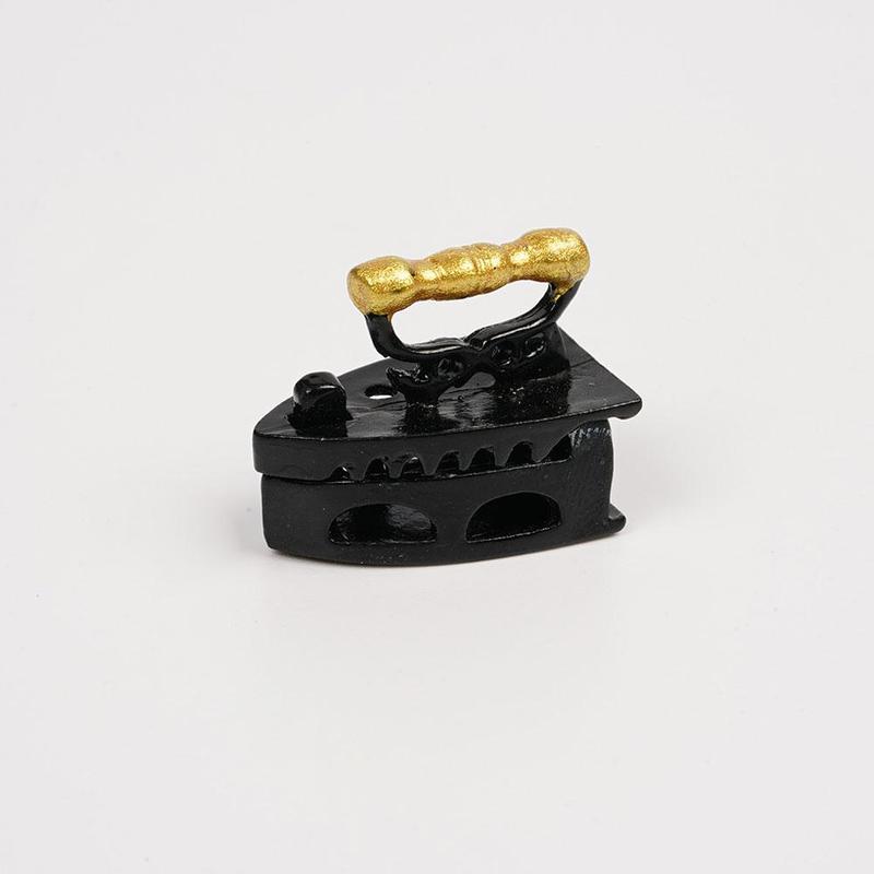 Dongzhur Mini Puppenhaus Miniatur 1:12 Spielzeug Vintage Metall Schwarz Eisen Kleidung Werkzeug Urniture Spielzeug Zubehör