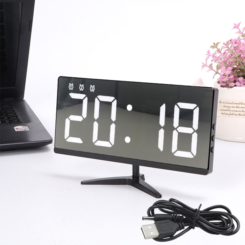 Digital led vekkerklokke speil usb-ladeport multifunksjon stor lcd-skjerm bordklokke med temperatur snooze skrivebordsklokker: Hvit