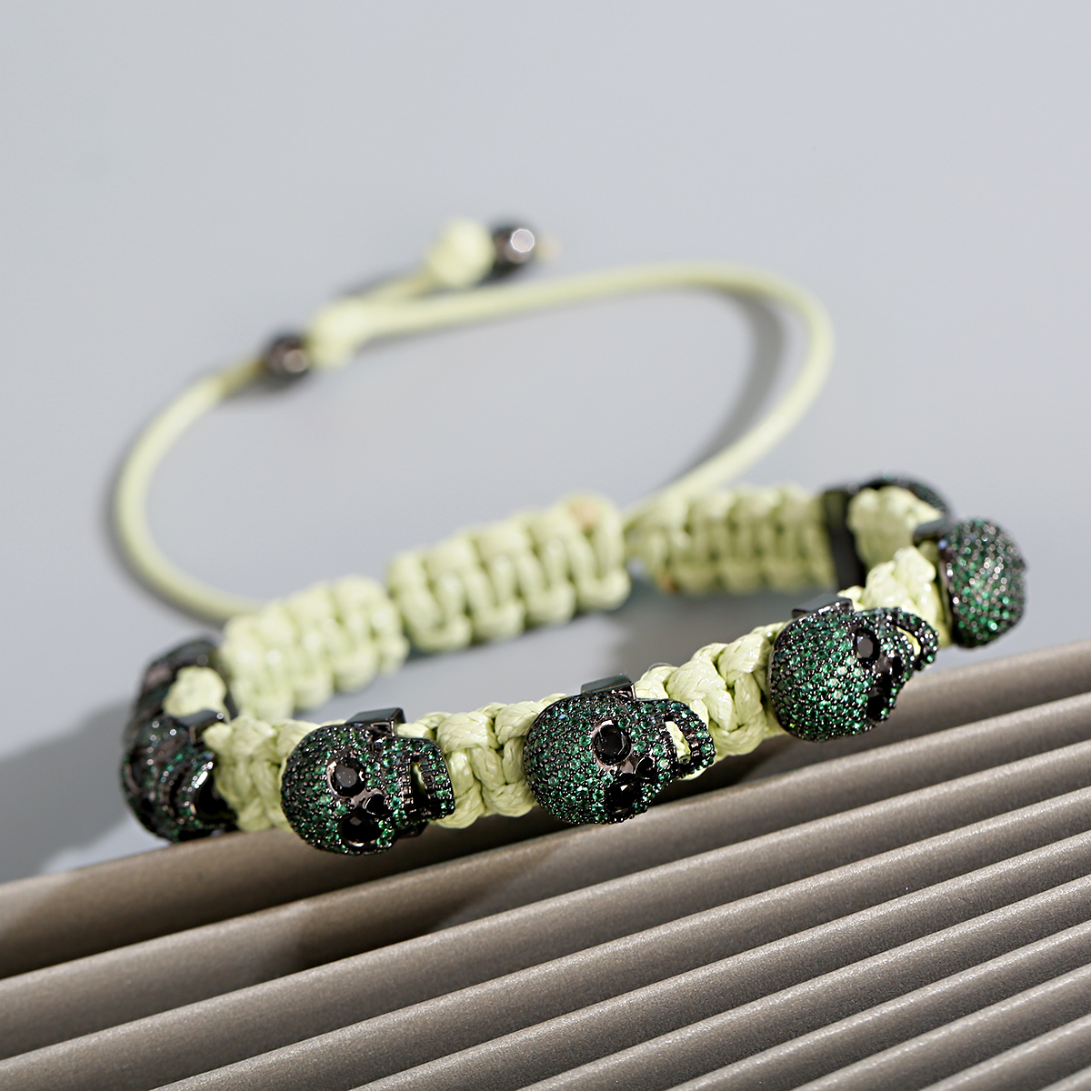 Pulsera trenzada a mano con calavera de circón para hombres y mujeres, cuentas de cobre, brazalete de cadena hecho a mano ajustable de Metal clásico: Rojo óxido