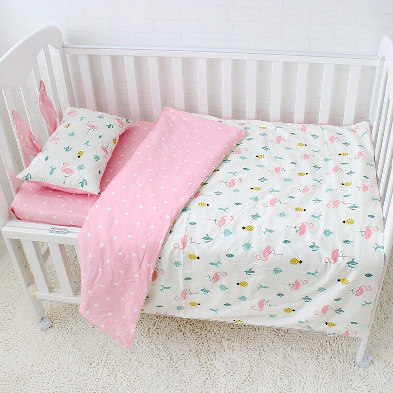 3 stk sæt baby sengetøj sæt inkluderer dynebetræk fladt ark pudebetræk ren bomuld tegneserie mønster baby sengelinned sæt krybbe kit: Flamingo