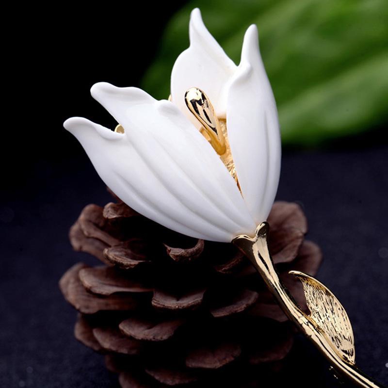 White Resin Lily Flower Brooches for Women Brooch Pins Brand Wedding Party Jewelry Birhtday Accessories