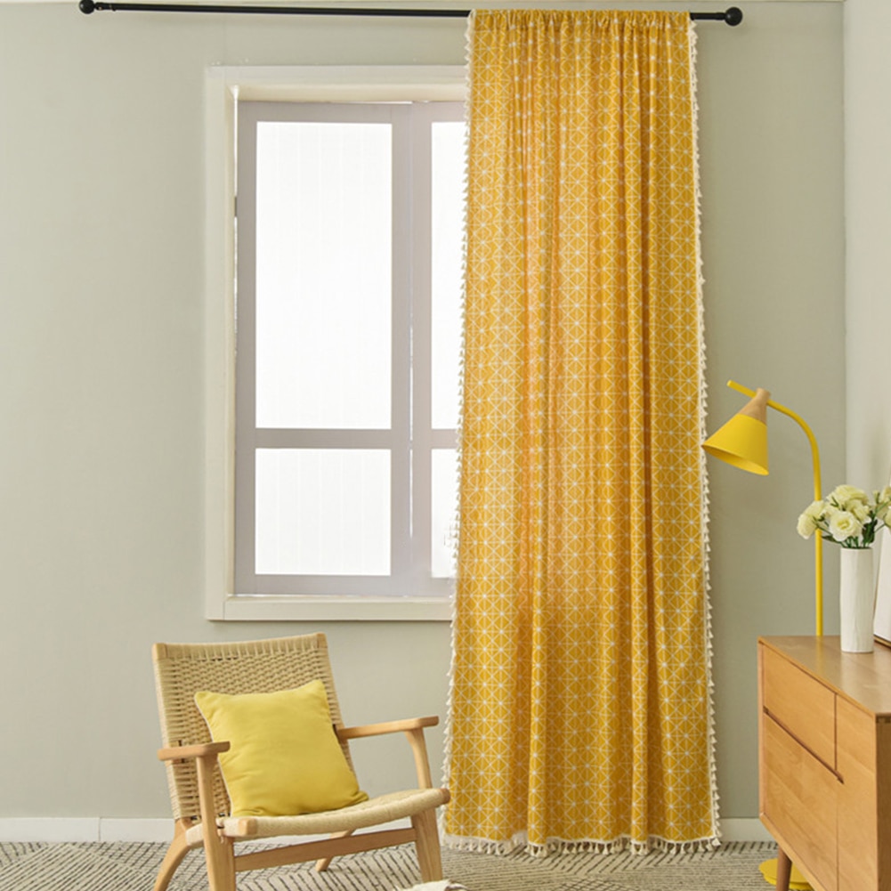 Stue med kvaster landstil soveværelse mørkfarvning gardin panel ternet hængende geometrisk print vindue gul skygge