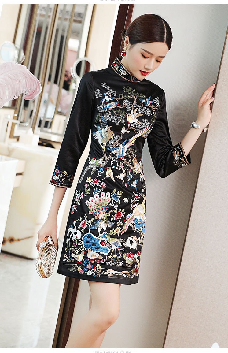 Cheongsam de satén bordado tradicional chino, Vestidos