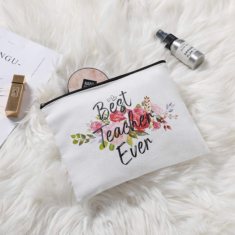 En het duurste stuk in haar handtas is... het make-up zakje | Nina | hln.be