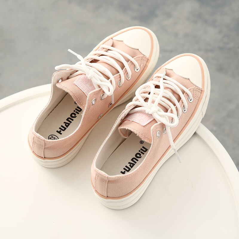 Våren kvinnor canvas skor dam flicka rosa skor snörning vulkaniserad söt preppy stil platt klack anti-halk vita sneakers färgglada