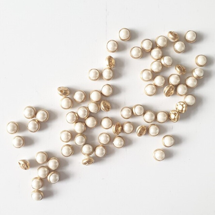 50 stk 4mm/5mm runde guld/sølv+hvide perler bittesmå knapper baby skinnende frakke støvler syning dukketøj tilbehør knap: Guld / 5mm