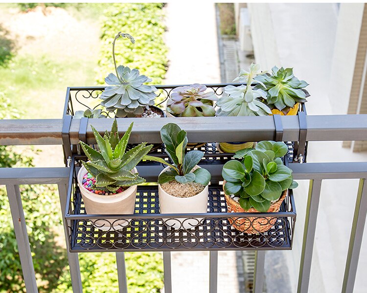 Europæisk balkon blomsterstand jern gelænder flerlags hængende urtepottestativ væghæng grøn radise kødstativ