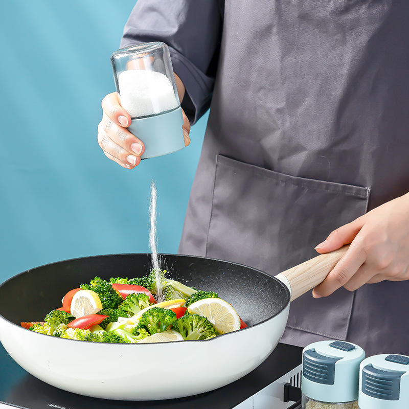 0.5g Metering Salt Glass Spice Salt Jar Sea Salt Shaker Dispenser Bottle Quantitative Seasoning Jar for Steak BBQ Home Barbecue