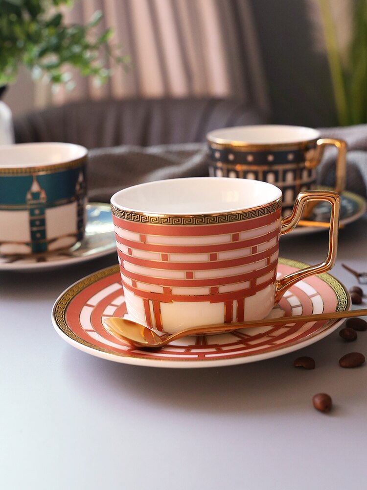 Juego de tazas de café pequeñas europeas, platillo de porcelana de lujo hecho a mano, tazas de té con mango texturizado, decoración del hogar, OO5050