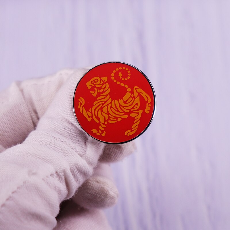 Shotokan karate symbol pin badge rød tiger knap broche