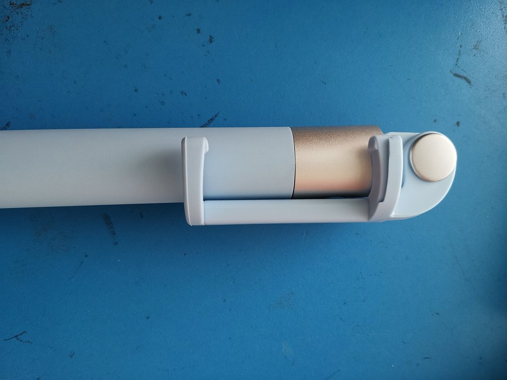 Tragbarer, leichter, kabelloser, ausziehbarer selfie-stick in kompakter faltgröße – auch als einbeinstativ erhältlich.