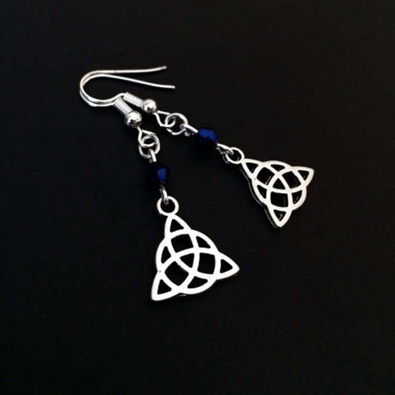 Triquetra-korvakorut, kelttiläiset korut, triquetra-korut, noitakorvakorut, goottilaiset korvakorut, kelttiläinen solmu, sininen helmikorvakorut