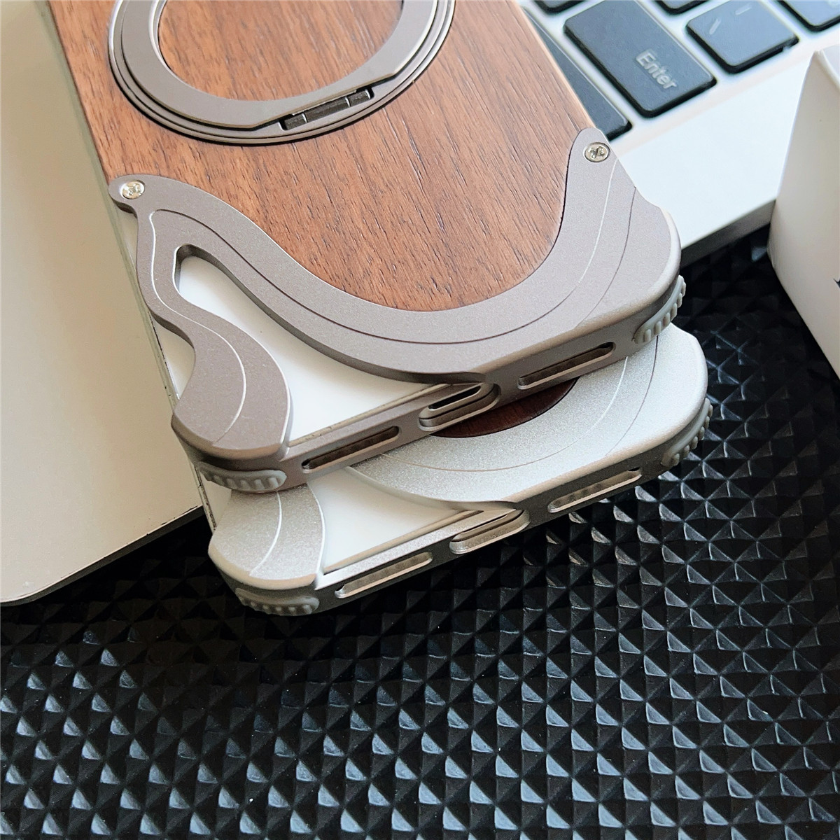 Funda de madera de nogal Natural para iPhone 16, 15, 14 Pro Max, aleación de aluminio sin marco, anillo magnético giratorio 360, fundas con soporte de Metal