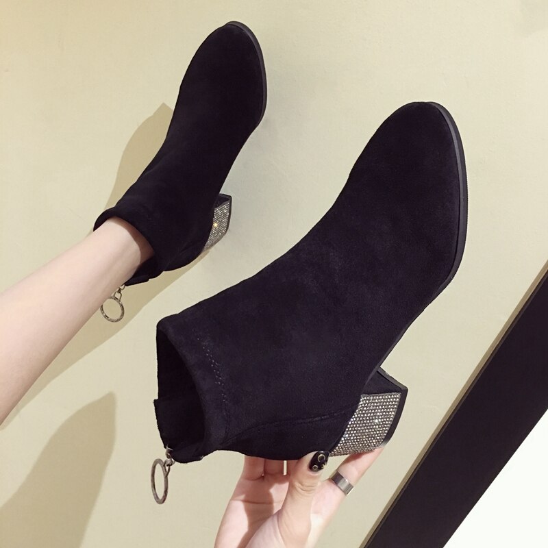 Damesschoenen, laarzen, stijlen, herfst- en wintertangen, ritsen, suède diamanten, glimmende laarzen.