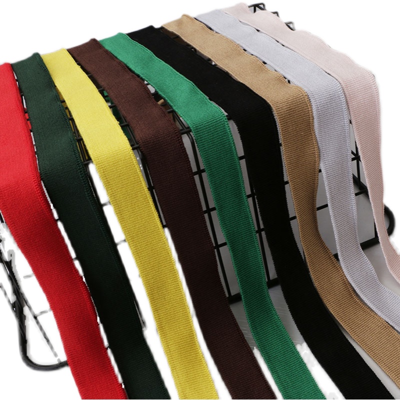 2cm brede, ensfargede, myke, ribbede t-hals i mercerisert bomull, korte mansjetter, elastisk, trådet kant