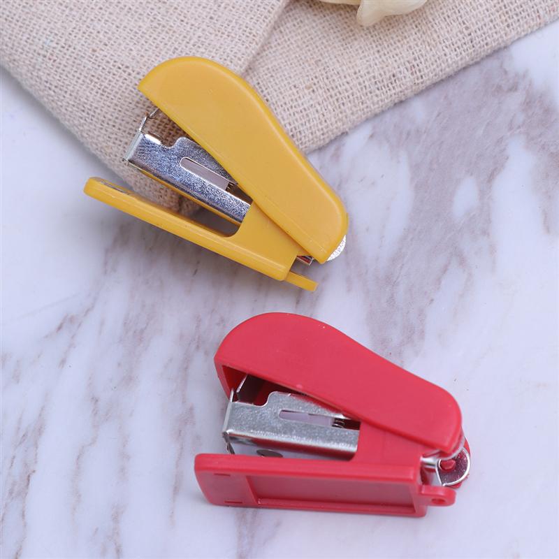 10pcs Cute Mini Desktop Staplers Hand Stapler Office Home Stapler with Staple (Random Color)