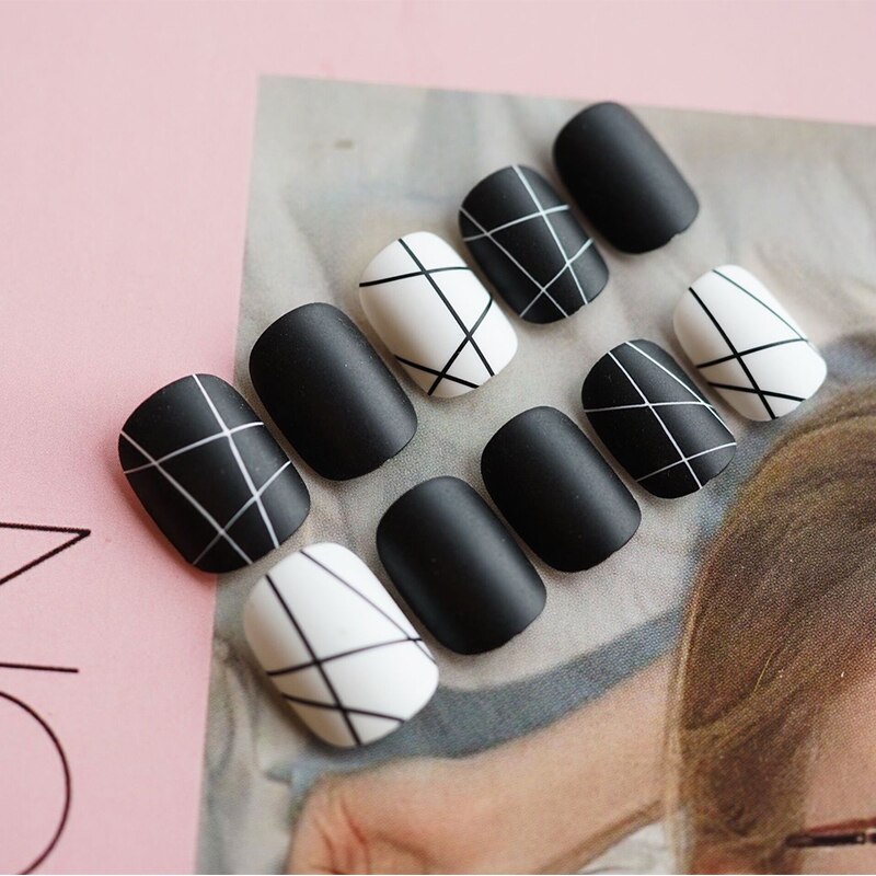 24 stks/set Zwart Witte Lijn Nep Nagels Korte Matte Valse Nagels Vrouwen Manicure Kunstmatige Nail Art Decal Volledige Nail tips