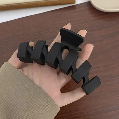 butikk, overdimensjonerte akrylhårklo krabbehårspenner i massiv plast til kvinner, butikk haihårspenner, hårtilbehør til jenter: Ørken kamuflasje