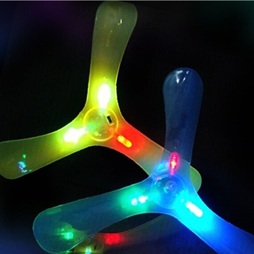 Toyzhijia 1 stuks buitenspeelgoed boemerangs vliegende schotel plastic klaver spin led licht buitenspeelgoed willekeurige kleur