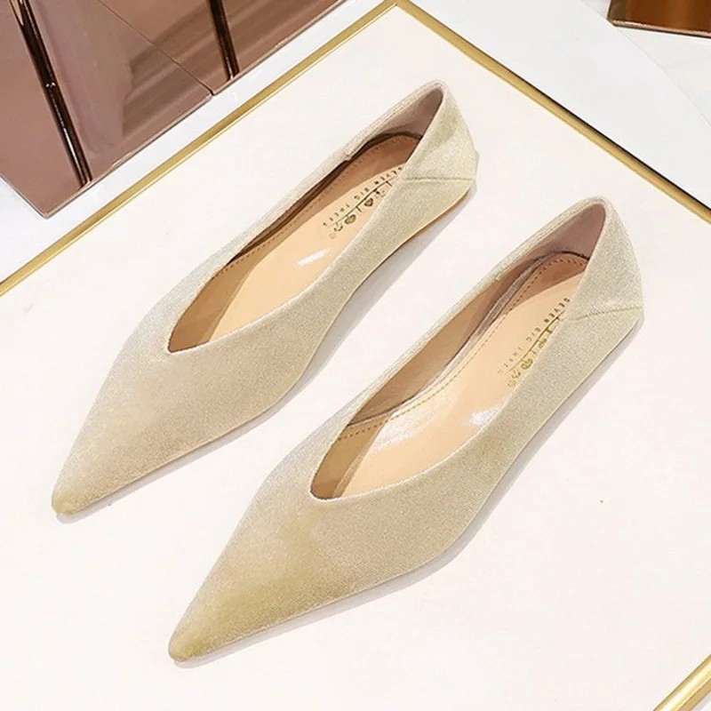 Kvinder 1cm lave hæle klassiske gallasko lyserøde flade damesko bløde fløjl spidse tå lave hæle dame præcise barfodssko plus size: Beige / 36