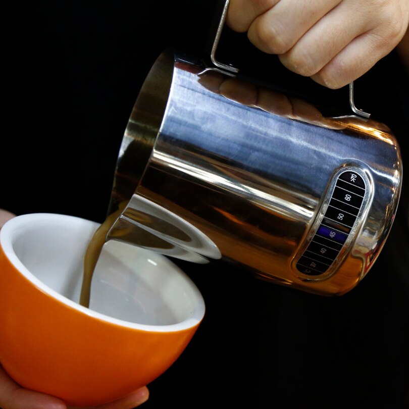 Jarra de acero inoxidable para espumar leche, jarra de café con termómetro Barista, haga la espuma perfecta para su café capuchino, 550ml