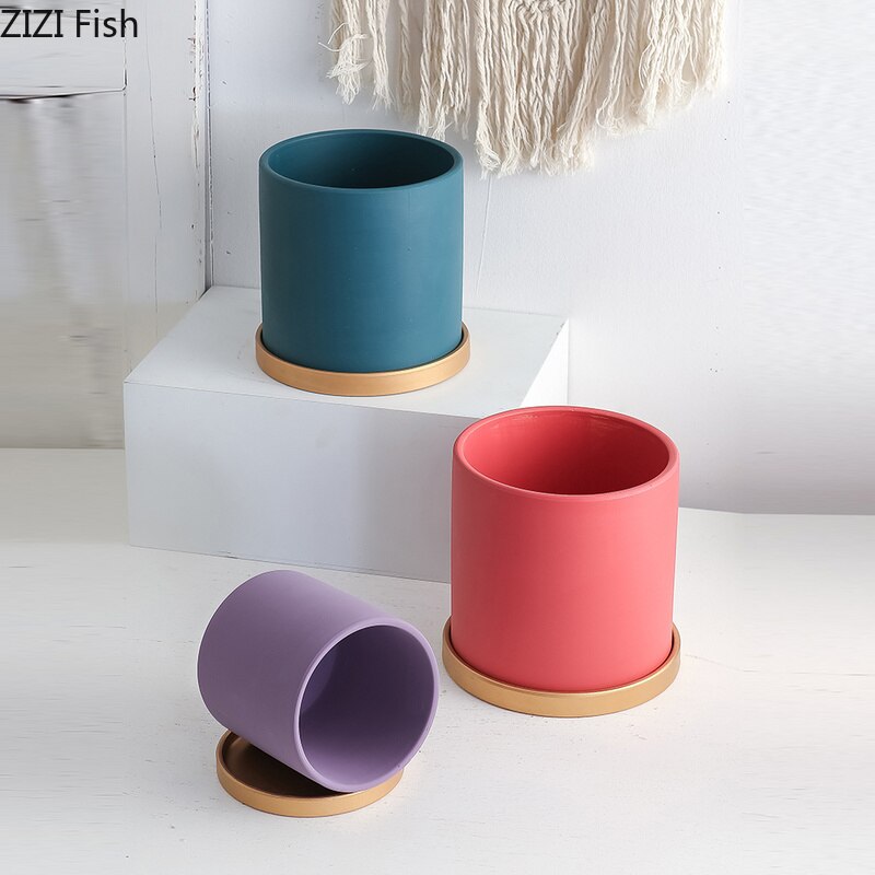Eenvoudige, rechte, kleurrijke, cilindrische, keramische bloempot in europese stijl, vetplanten, bloemen, groene dillepot met gouden schaal