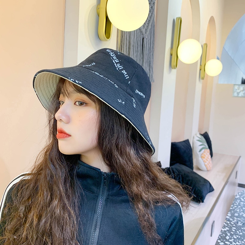 Produkt bokstav mönster fiskarmössa rosa gul svart beige grå vårsommar solskydd dam bucket hat
