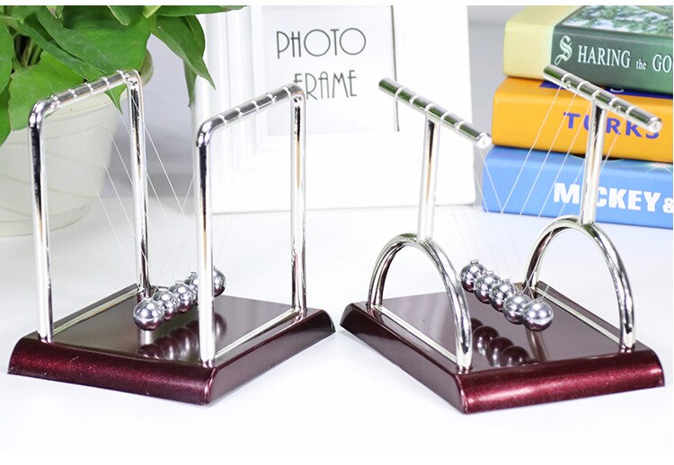 Klassisk newton vugge balance kugler metal håndværk, videnskab psykologi puslespil skrivebord sjov gadget med sort træ base - lille.