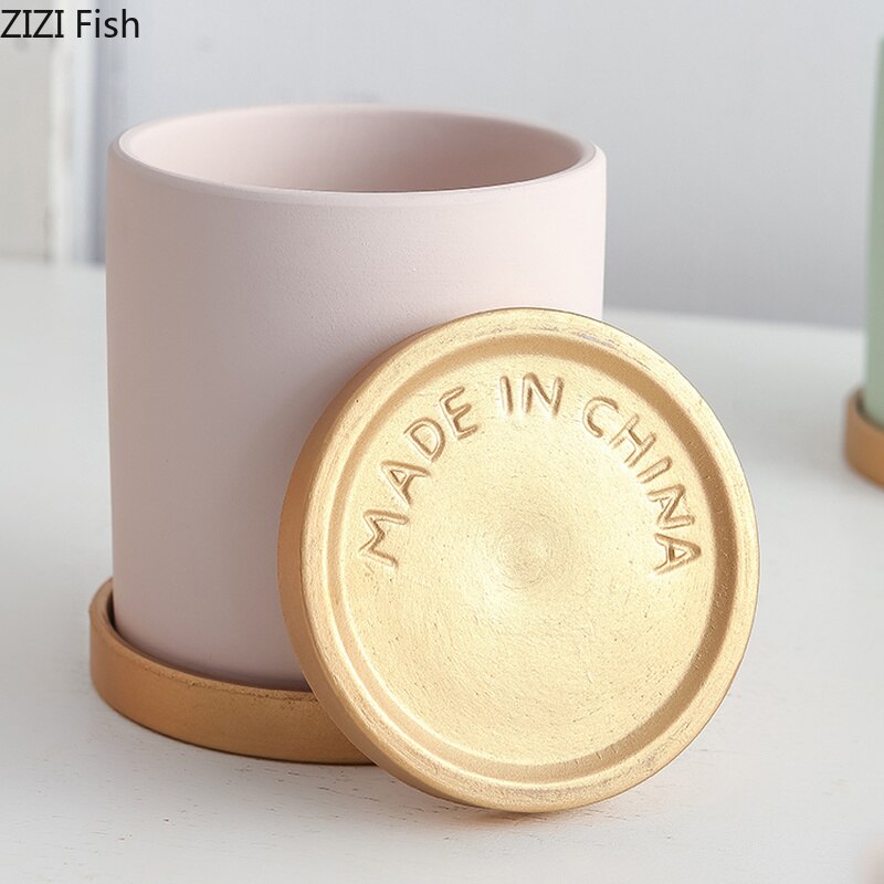 Eenvoudige, rechte, kleurrijke, cilindrische, keramische bloempot in europese stijl, vetplanten, bloemen, groene dillepot met gouden schaal