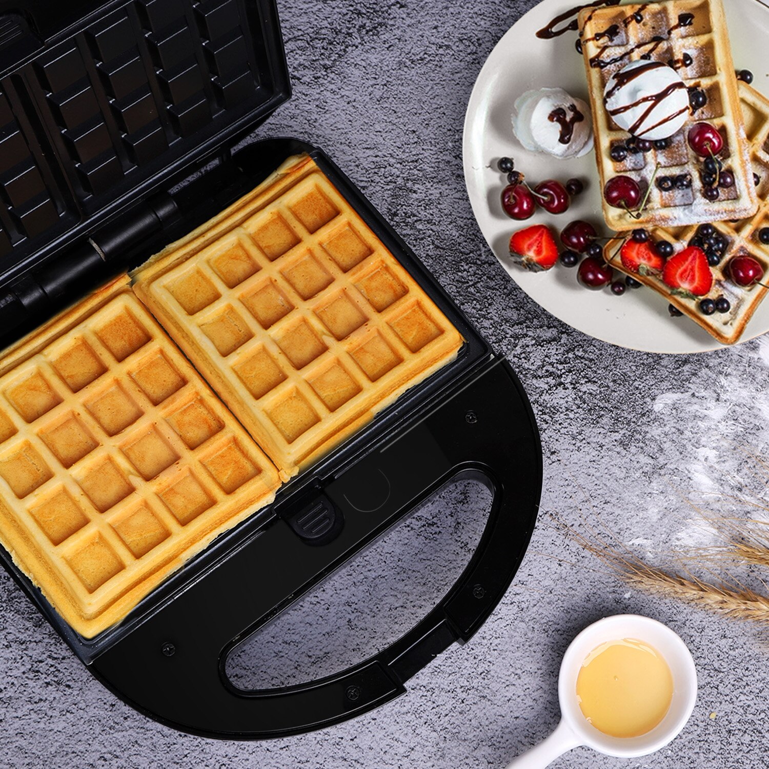 Aigostar Robin 30OGQ - Sandwichera 3 en 1: grill, gofres y sandwichera. 750W, placas antiadherentes extraíbles, termostato hasta 215ºC, almacenamiento vertical y asa de toque frío.