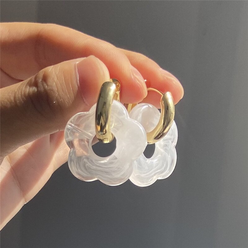 Retro Daisy Flower Resin Earrings Minimal Jewelry Neon Hollow Flower Blossom Acrylic Hoop Earrings Flower-shaped Resin Acetate: white flower