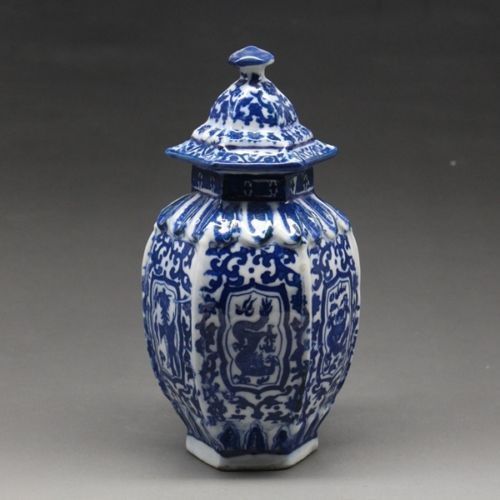 Exquisite Old Chinese blue and white porcelain dragon porcelain POTS W qianlong mark YR