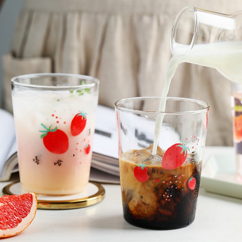 Kubki szklane truskawkowe słomka kuchenka mikrofalowa bezpieczne pokrywki kubki soku proste kreatywne przezroczyste Taza De kawiarnia Drinkware AC50GC