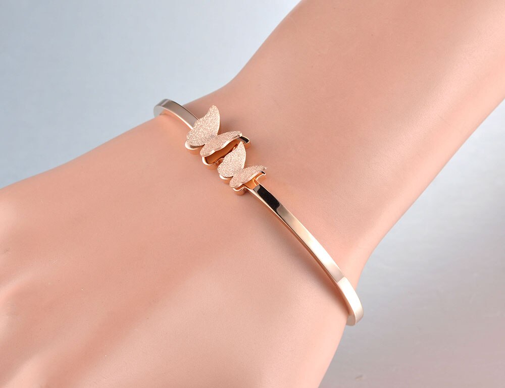 Lokaer Alla Moda di Titanio in Acciaio Inox A Doppia Farfalla Dei Braccialetti Dei Braccialetti per Le Donne Ragazze Del Polsino Del Braccialetto Del Braccialetto Dei Monili B19067