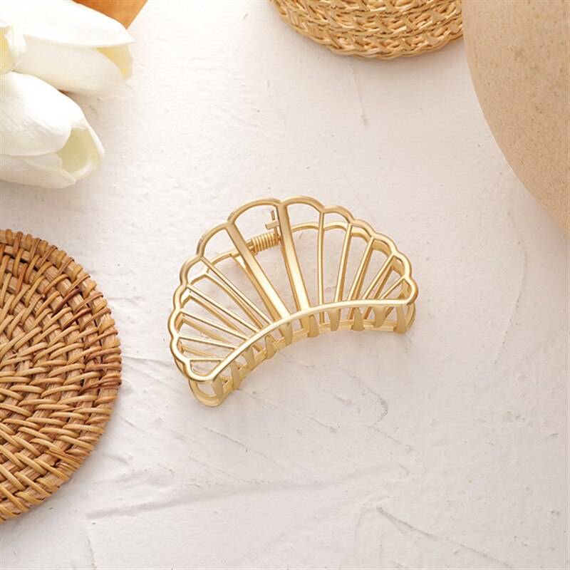 HUANZHI Korean Geometry Star Shell Gold Color Metal Simple Hollow Grip Claw Hair Clip for Women Girls Bath Accessories: 3
