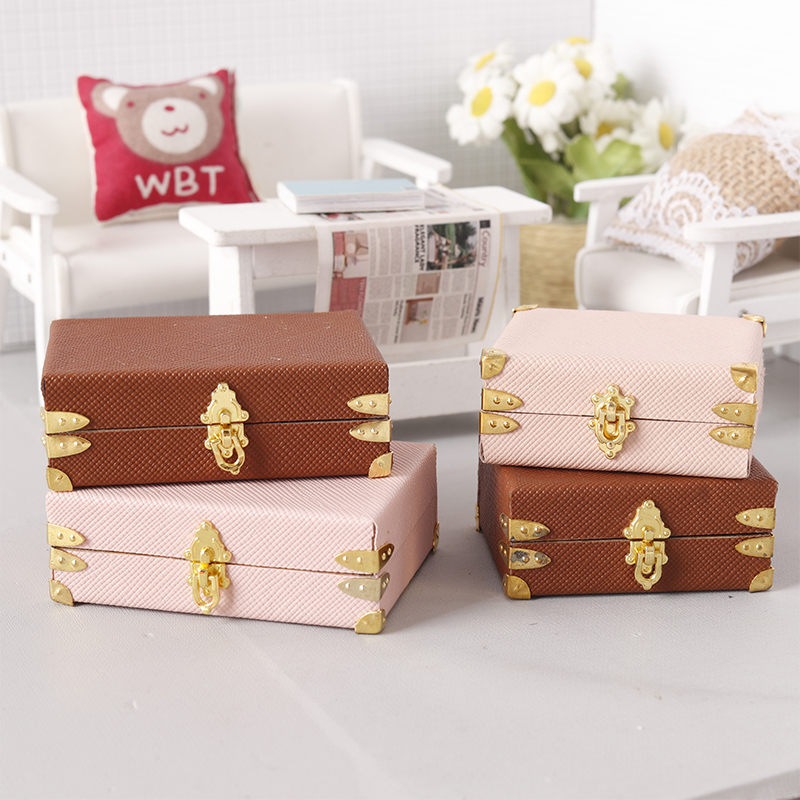 Mini maleta en miniatura para casa de muñecas, caja de equipaje de cuero Vintage, caja de almacenamiento, decoración de modelo para el hogar, decoración de escritorio de microescena, 1:12