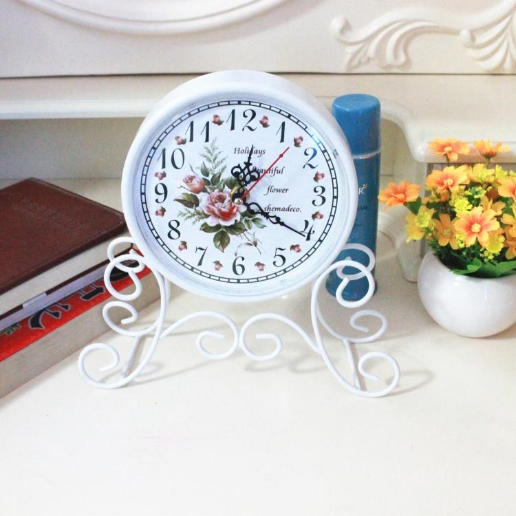 Reloj de escritorio de hierro de estilo antiguo con florero, adornos para el hogar, decoración para el dormitorio, reloj de mesa retro, artesanías de