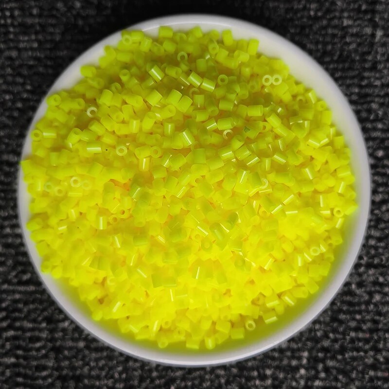 1000 sztuk/paczka 2.6mm Mini koraliki bezpiecznikowe Pixel Puzzle koraliki do topienia żelaza do tworzenia biżuterii DIY wysokiej jakości ręcznie robiona zabawka edukacyjna: zielone światło