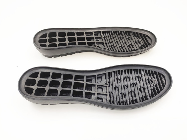 Cambiar suelas de mujer media pendiente con zapatos informales de goma deslizantes a mano con accesorios de material de reparación plano de ranura superior
