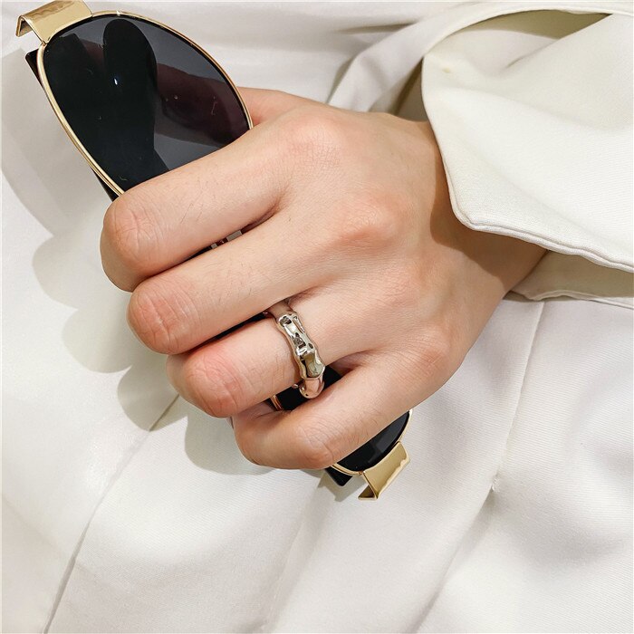 HUANZHI Neue Korea Einfache Unregelmäßige Geometrische Verdrehte Quadrat Schwarz Zirkon klobig Gold Metall Ring für Frauen Männer Partei Schmuck