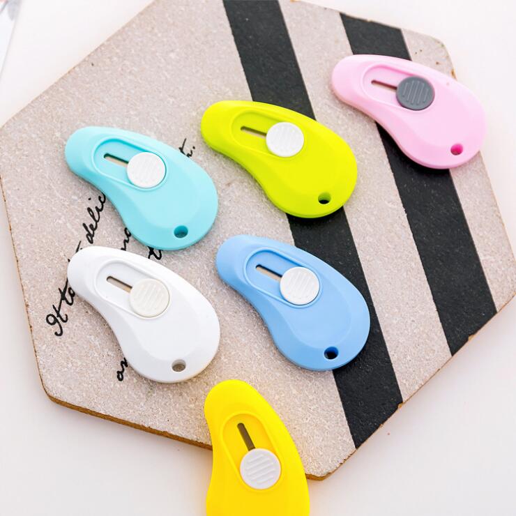 1 Pcs Willekeurige Kleur Candy-kleurige Mini Mes Handwerk Maken Gereedschap Box Opener Papier Cutter Snijden Papier Utility mes