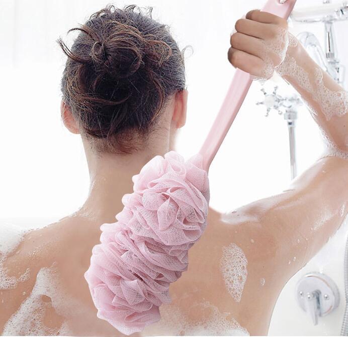Langt håndtag hængende blødt mesh bagtil kropsbad bruser scrubber børste svamp til badeværelse bruser børste