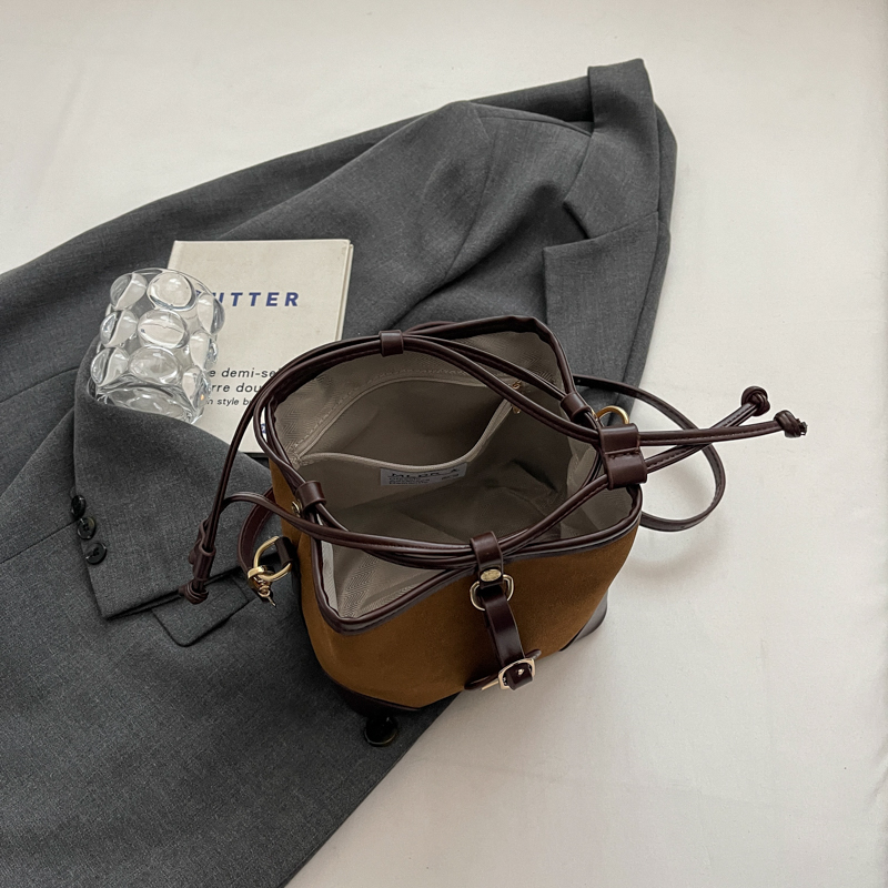 Sac seau rétro en tissu givré avec cordon de serrage, sac à bandoulière simple avec coutures décontractées à la