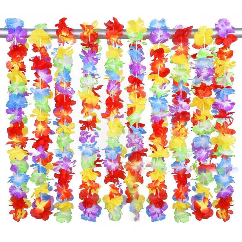 Ghirlanda Hawaiana Dei Fiori Su Un Fondo Di Legno Blu Immagine Stock