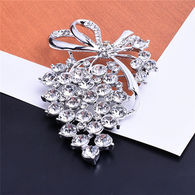 Crystal Druif Broches Pins voor Vrouwen Mode Luxe Sieraden Elegante Corsage Bruidsboeket Broches: Silver Plated